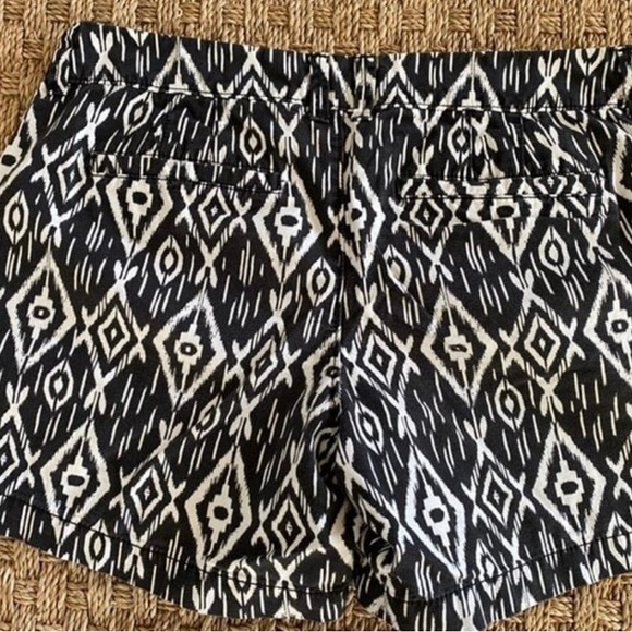Old Navy Womens Ikat Black White Print Cotton Shorts Size 4 - Picture 8 of 8